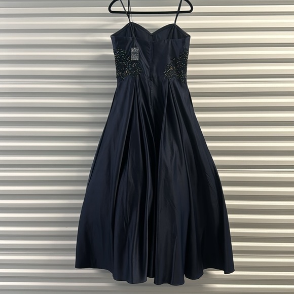 Gently Used Evening/Prom/Holiday Gown - Picture 6 of 9